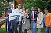 Foto Bürgermeister und Eigentümer zeigen den Entwurf für den geplanten Neubau am Stollenweg