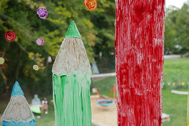 Buntstifte am Fenster Buntstifte am Fenster